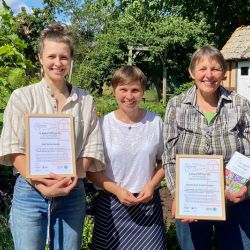 Annika Löschau vom Hof Sickenberg, Naturparkleiterin Claudia Wilhelm und Karin Weng vom Schaugarten Schönhagen bei der Übergabe der Urkunden.