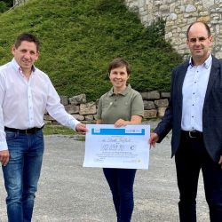 Bürgermeister Andreas Henning (Südeichsfeld), Naturparkleiterin Claudia Wilhelm und Bürgermeister Michael Reinz (Stadt Treffurt) halten den symbolischen Scheck für den TOP-Wanderweg Normannstein in den Händen.