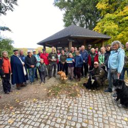 Über 40 Natur- und Kulturfreunde fanden sich zur Eröffnung des Weges ein